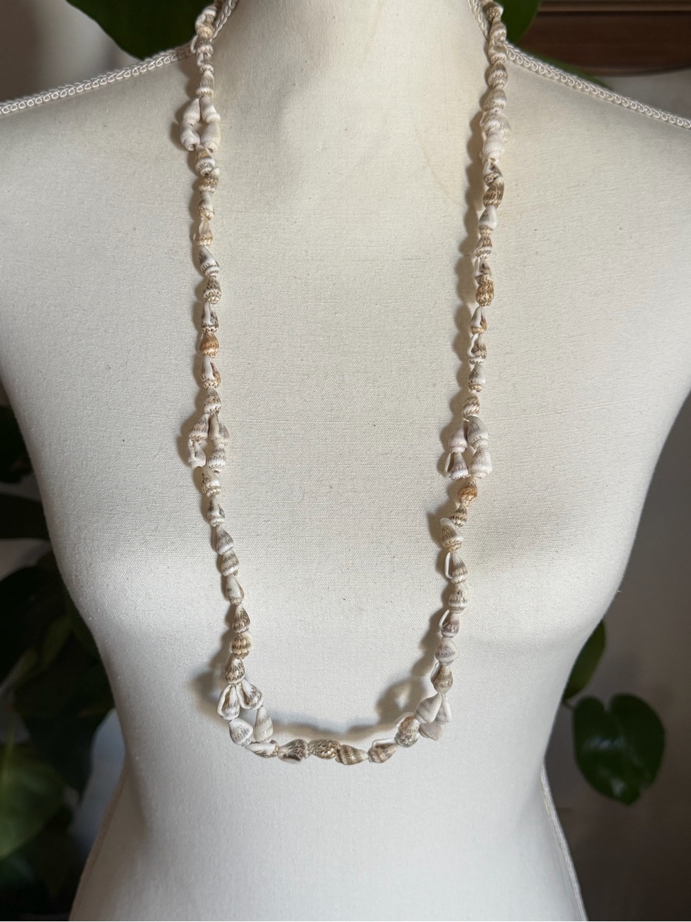 Vintage 70’s Hawaiian Knotted Cowrie Shell Necklace